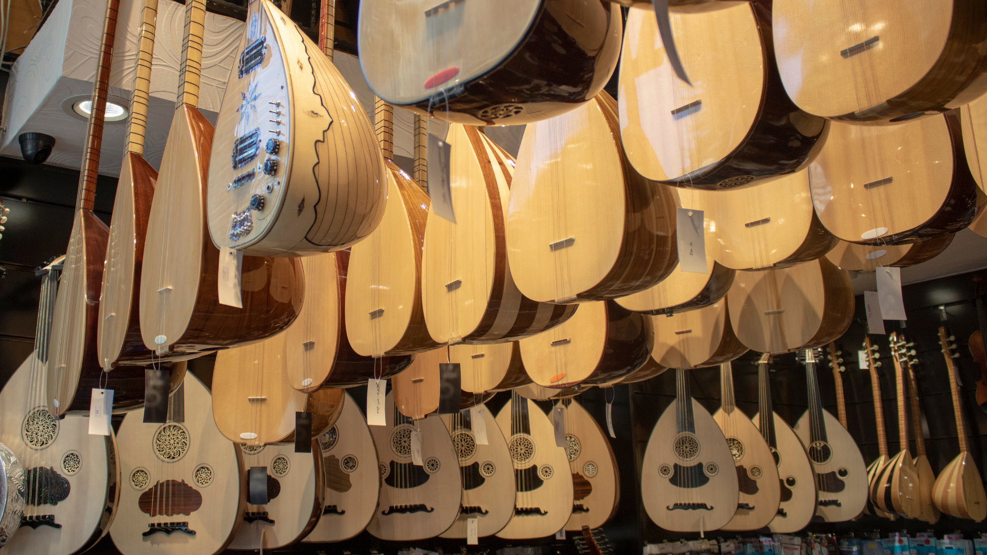 Arda Müzik el yapımı bağlama atölyesi